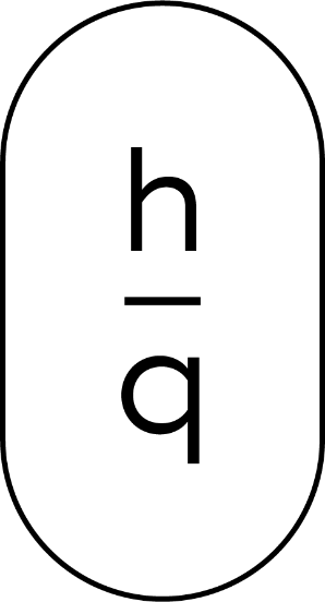 Ein antiker Diskos von Phaistos, eine runde Tontafel mit komplizierten Symbolen, die in einem Spiralmuster angeordnet sind. Die beiden Seiten der Scheibe sind mit sich wiederholenden Mustern menschlicher Figuren, Tiere, Pflanzen und abstrakter Formen gefüllt, vermutlich eine Form einer nicht entzifferbaren Schrift.
