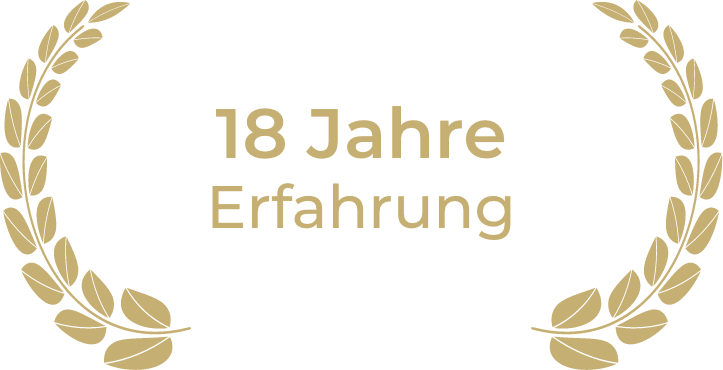 Ein goldener Lorbeerkranz umgibt den Text „18 Jahre Erfahrung“ in der Bildmitte und symbolisiert 18 Jahre Erfahrung. Ein goldener Lorbeerkranz umgibt den Text „18 Jahre Erfahrung“ in der Bildmitte und symbolisiert 18 Jahre Erfahrung.