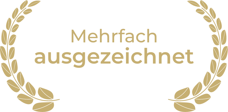 Ein goldener Lorbeerkranz umgibt die deutschen Worte „Mehrfach ausgezeichnet“. Der Kranz hat auf jeder Seite sieben Blätter und steht auf einem transparenten Hintergrund. Ein goldener Lorbeerkranz umgibt die deutschen Worte „Mehrfach ausgezeichnet“. Der Kranz hat auf jeder Seite sieben Blätter und steht auf einem transparenten Hintergrund.