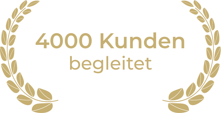 Eine Grafik mit dem deutschen Text „4000 Kunden begleitet“, umgeben von zwei symmetrischen Lorbeerzweigen. Das Design ist in Goldfarbe auf transparentem Hintergrund. Eine Grafik mit dem deutschen Text „4000 Kunden begleitet“, umgeben von zwei symmetrischen Lorbeerzweigen. Das Design ist in Goldfarbe auf transparentem Hintergrund.