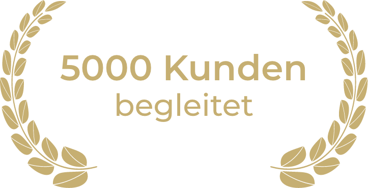 Ein goldener Lorbeerkranz umgibt den Schriftzug 5000 Kunden begleitet" in goldener Schrift auf hellem Grund, der auf das Erreichen von 5.000 Kunden hinweist.